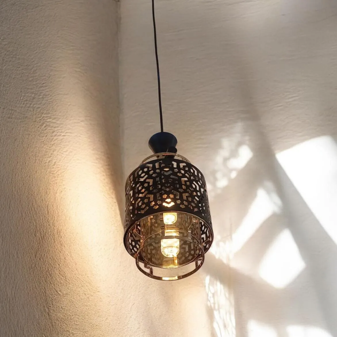 Suspension bouteille noir mat – Lampe cage industrielle pour la décoration de cuisine, bar et café.