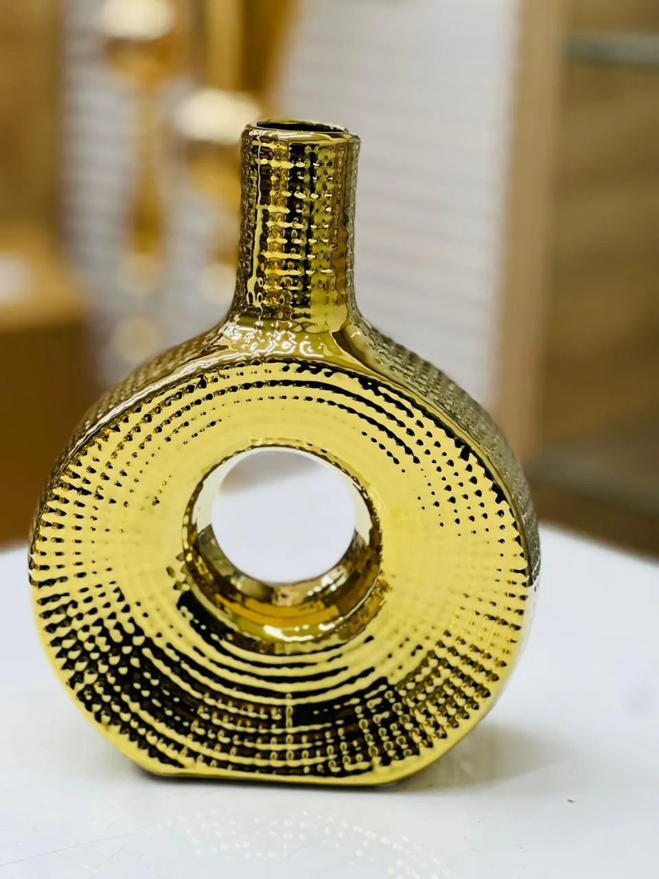 Vase disque ajouré doré en céramique - image 2